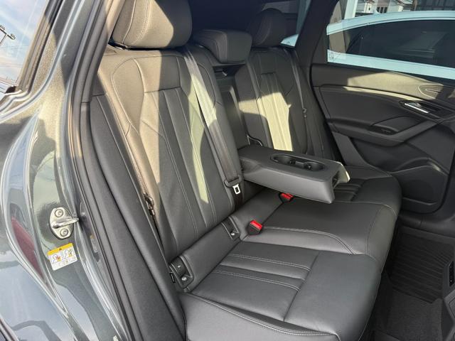 Ｑ６ ｅ－トロン クワトロ　アドバンスド　Ｓラインパッケージ　Ｓｌｉｎｅパッケージ◆ダークＡｕｄｉリングス◆ブラックスタイリングパッケージ◆ステアリングヒーター◆電動シート◆シートヒーター（フロント／リヤ）◆スポーツサスペンション◆（70枚目）