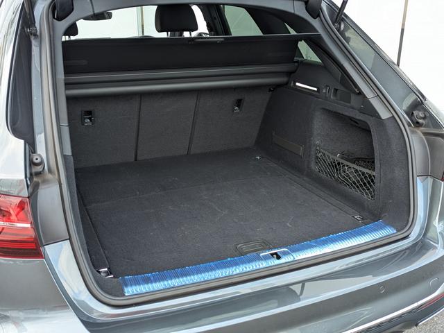 A4アバント 40TDIクワトロ Sライン ◆Sライン◆プラスパッケージ◆アルカンターラレザーシート◆マトリクスLED◆Bang&Olufsen◆マルチカラーアンビエントライト◆全周囲カメラ◆プライバシーガラス◆(10枚目)