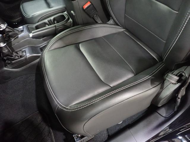 ジープ・ラングラーアンリミテッド サハラ　認定中古車保証１年付帯　Ａｐｐｌｅｃａｒｐｌａｙ　Ａｎｄｒｏｉｄａｕｔｏ　レザーシート　シートヒーター　ハンドルヒーター　ＥＴＣ２．０　ＬＥＤヘッドライト　バックカメラ　サイドカメラ（13枚目）