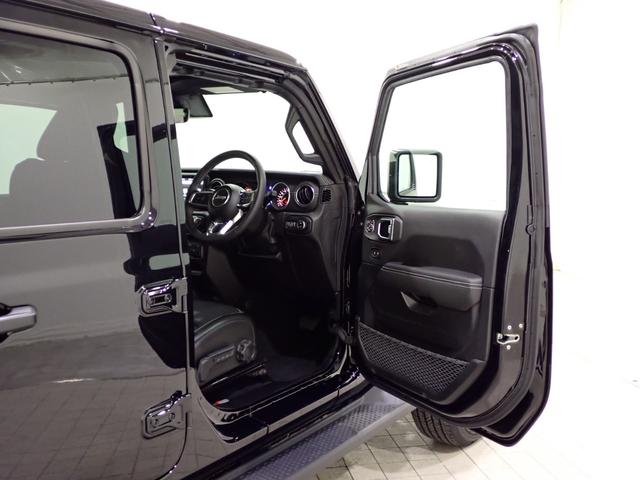 ジープ・ラングラーアンリミテッド サハラ　認定中古車保証１年付帯　Ａｐｐｌｅｃａｒｐｌａｙ　Ａｎｄｒｏｉｄａｕｔｏ　レザーシート　シートヒーター　ハンドルヒーター　ＥＴＣ２．０　ＬＥＤヘッドライト　バックカメラ　サイドカメラ（18枚目）