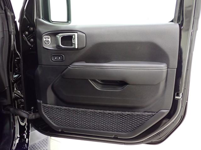ジープ・ラングラーアンリミテッド サハラ　認定中古車保証１年付帯　Ａｐｐｌｅｃａｒｐｌａｙ　Ａｎｄｒｏｉｄａｕｔｏ　レザーシート　シートヒーター　ハンドルヒーター　ＥＴＣ２．０　ＬＥＤヘッドライト　バックカメラ　サイドカメラ（19枚目）