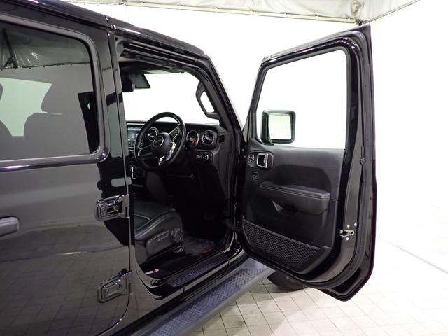 ジープ・ラングラーアンリミテッド サハラ　認定中古車保証１年付帯　Ａｐｐｌｅｃａｒｐｌａｙ　Ａｎｄｒｏｉｄａｕｔｏ　レザーシート　シートヒーター　ハンドルヒーター　ＥＴＣ２．０　ＬＥＤヘッドライト　バックカメラ　サイドカメラ（18枚目）