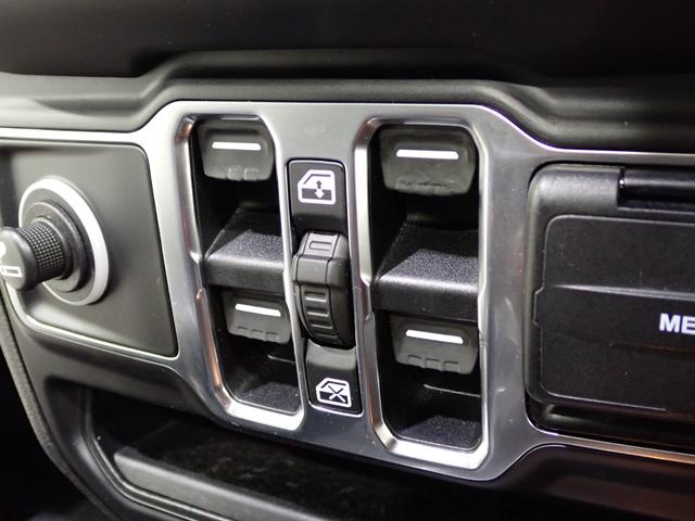 ジープ・ラングラーアンリミテッド サハラ　認定中古車保証１年付帯　Ａｐｐｌｅｃａｒｐｌａｙ　Ａｎｄｒｏｉｄａｕｔｏ　レザーシート　シートヒーター　ハンドルヒーター　ＥＴＣ２．０　ＬＥＤヘッドライト　バックカメラ　サイドカメラ（57枚目）
