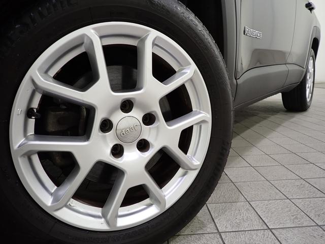 ジープ・レネゲード リミテッド　認定中古車保証付帯　レザーシート　シートヒーター　ハンドルヒーター　Ａｐｐｌｅ　ｃａｒ　ｐｌａｙ　ＡｎｄｒｉｄＡｕｔｏ　レーンキープアシスト　衝突軽減ブレーキ　バックカメラ　ＬＥＤヘッドライト（8枚目）