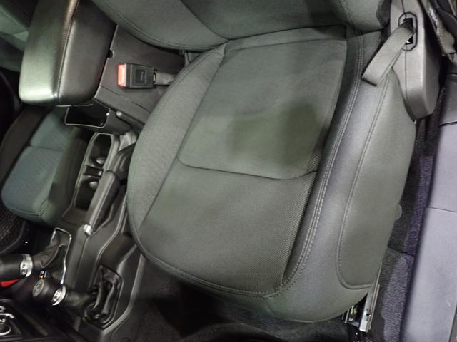 ジープ・ラングラーアンリミテッド スポーツ　認定中古車保証１年付帯　Ａｐｐｌｅｃａｒｐｌａｙ　Ａｎｄｒｏｉｄａｕｔｏ　レザーシート　シートヒーター　ハンドルヒーター　ＥＴＣ２．０　ＬＥＤヘッドライト　バックカメラ　サイドカメラ（11枚目）