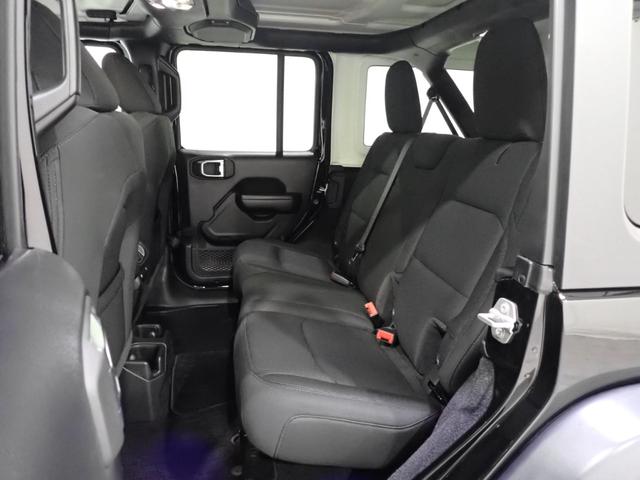 ジープ・ラングラーアンリミテッド スポーツ　認定中古車保証１年付帯　Ａｐｐｌｅｃａｒｐｌａｙ　Ａｎｄｒｏｉｄａｕｔｏ　レザーシート　シートヒーター　ハンドルヒーター　ＥＴＣ２．０　ＬＥＤヘッドライト　バックカメラ　サイドカメラ（12枚目）