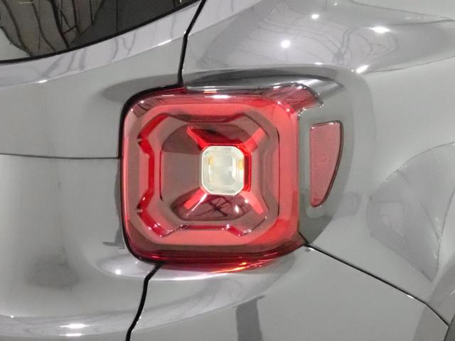 ジープ・レネゲード リミテッド　ＥＴＣ２．０　レザーシート　シートヒーター　ハンドルヒーター　Ａｐｐｌｅ　ｃａｒ　ｐｌａｙ　ＡｎｄｒｉｄＡｕｔｏ　レーンキープアシスト　衝突軽減ブレーキ　バックカメラ　ＬＥＤヘッドライト（32枚目）