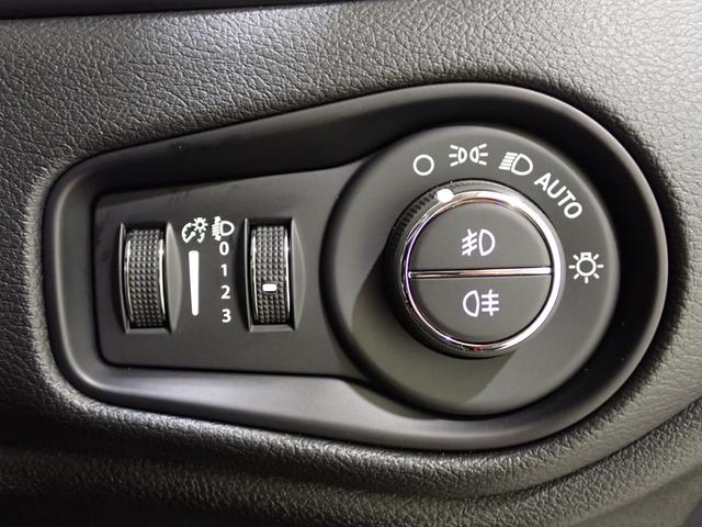 ジープ・レネゲード リミテッド　ＥＴＣ２．０　レザーシート　シートヒーター　ハンドルヒーター　Ａｐｐｌｅ　ｃａｒ　ｐｌａｙ　ＡｎｄｒｉｄＡｕｔｏ　レーンキープアシスト　衝突軽減ブレーキ　バックカメラ　ＬＥＤヘッドライト（65枚目）