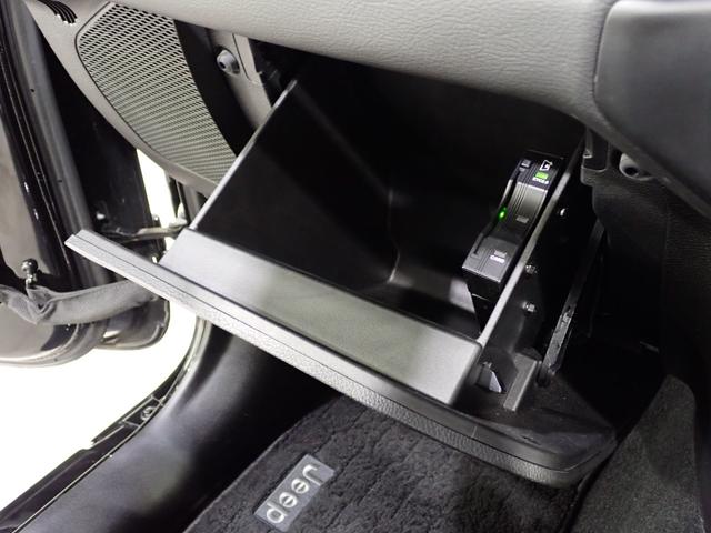 ジープ・ラングラーアンリミテッド サハラ　認定中古車保証１年付帯　Ａｐｐｌｅｃａｒｐｌａｙ　Ａｎｄｒｏｉｄａｕｔｏ　レザーシート　シートヒーター　ハンドルヒーター　ＥＴＣ２．０　ＬＥＤヘッドライト　バックカメラ　サイドカメラ（63枚目）