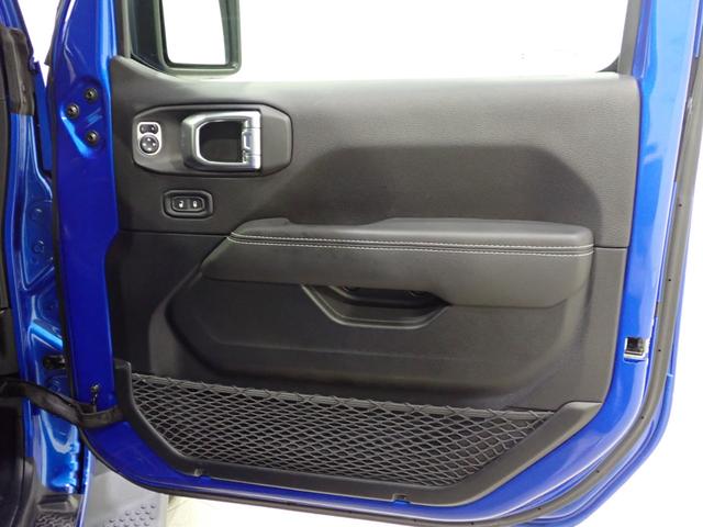 ジープ・ラングラーアンリミテッド サハラ　スカイワンタッチパワートップ　認定中古車保証１年付帯　パワートップ　レザーシート　ＡｎｄｏｒｉｄＡｕｔｏ　Ａｐｐｌｅ　ｃａｒ　ｐｌａｙ　Ｂｌｕｅｔｏｏｔｈ　ＬＥＤヘッドライト　シートヒーター　ハンドルヒーター　ＥＴＣ２．０（21枚目）