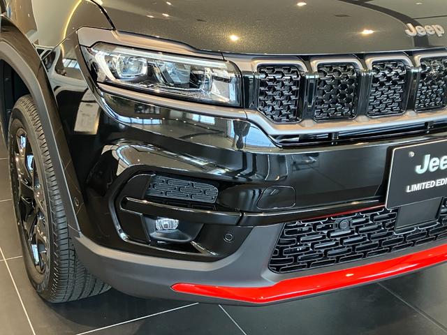 ジープ・コマンダー トレイル　エディション　限定１００台　登録未使用車　ショールーム展示車　ワンオーナー　禁煙車　ＡｎｄｏｒｉｄＡｕｔｏ　Ａｐｐｌｅ　ｃａｒ　ｐｌａｙ　Ｂｌｕｅｔｏｏｔｈ　シートメモリー機能　ＥＴＣ２．０　レザーシート（3枚目）