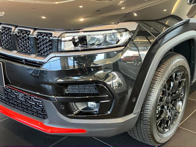 ジープ・コマンダー トレイル　エディション　限定１００台　登録未使用車　ショールーム展示車　ワンオーナー　禁煙車　ＡｎｄｏｒｉｄＡｕｔｏ　Ａｐｐｌｅ　ｃａｒ　ｐｌａｙ　Ｂｌｕｅｔｏｏｔｈ　シートメモリー機能　ＥＴＣ２．０　レザーシート（4枚目）