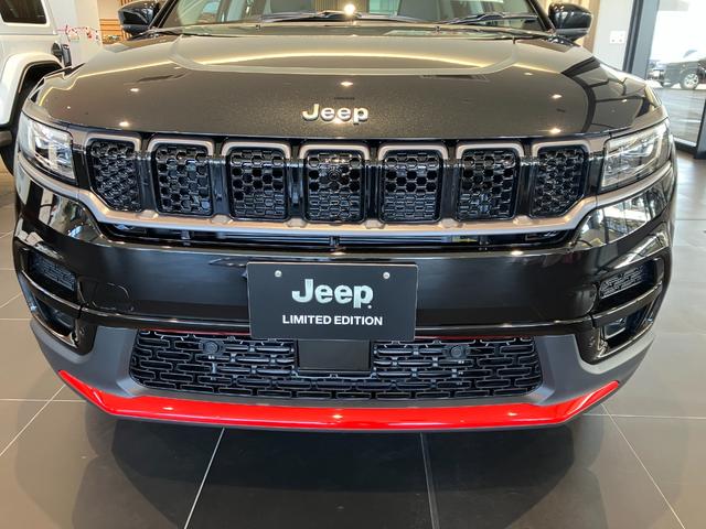 ジープ・コマンダー トレイル　エディション　限定１００台　登録未使用車　ショールーム展示車　ワンオーナー　禁煙車　ＡｎｄｏｒｉｄＡｕｔｏ　Ａｐｐｌｅ　ｃａｒ　ｐｌａｙ　Ｂｌｕｅｔｏｏｔｈ　シートメモリー機能　ＥＴＣ２．０　レザーシート（5枚目）