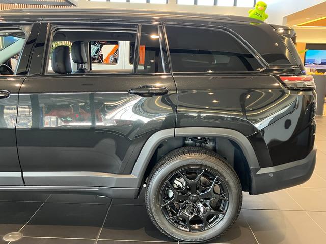 ジープ・コマンダー トレイル　エディション　限定１００台　登録未使用車　ショールーム展示車　ワンオーナー　禁煙車　ＡｎｄｏｒｉｄＡｕｔｏ　Ａｐｐｌｅ　ｃａｒ　ｐｌａｙ　Ｂｌｕｅｔｏｏｔｈ　シートメモリー機能　ＥＴＣ２．０　レザーシート（17枚目）