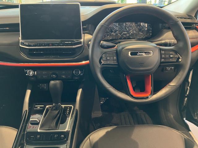 ジープ・コマンダー トレイル　エディション　限定１００台　登録未使用車　ショールーム展示車　ワンオーナー　禁煙車　ＡｎｄｏｒｉｄＡｕｔｏ　Ａｐｐｌｅ　ｃａｒ　ｐｌａｙ　Ｂｌｕｅｔｏｏｔｈ　シートメモリー機能　ＥＴＣ２．０　レザーシート（28枚目）