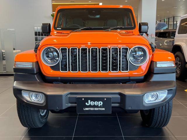 ジープ・ラングラーアンリミテッド サハラ　ホセ　登録未使用車　限定１００台　ショールーム展示　ワンオーナー　禁煙車　ＡｎｄｏｒｉｄＡｕｔｏ　Ａｐｐｌｅ　ｃａｒ　ｐｌａｙ　Ｂｌｕｅｔｏｏｔｈ　純正オーディオ　Ａｌｐｉｎｅ　ＥＴＣ２．０（3枚目）