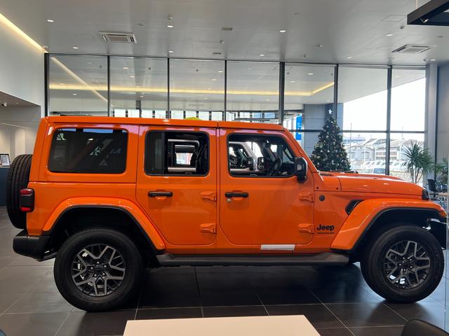 ジープ・ラングラーアンリミテッド サハラ　ホセ　登録未使用車　限定１００台　ショールーム展示　ワンオーナー　禁煙車　ＡｎｄｏｒｉｄＡｕｔｏ　Ａｐｐｌｅ　ｃａｒ　ｐｌａｙ　Ｂｌｕｅｔｏｏｔｈ　純正オーディオ　Ａｌｐｉｎｅ　ＥＴＣ２．０（4枚目）