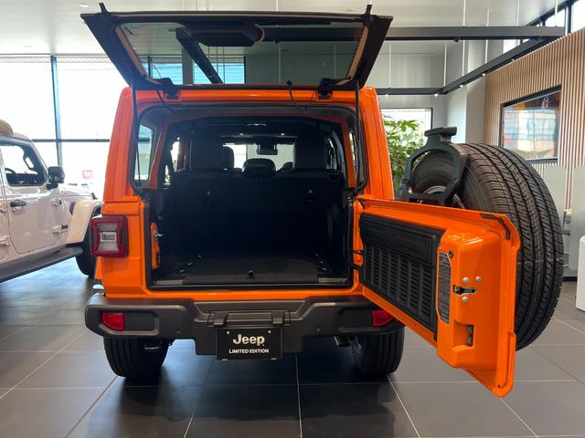 ジープ・ラングラーアンリミテッド サハラ　ホセ　登録未使用車　限定１００台　ショールーム展示　ワンオーナー　禁煙車　ＡｎｄｏｒｉｄＡｕｔｏ　Ａｐｐｌｅ　ｃａｒ　ｐｌａｙ　Ｂｌｕｅｔｏｏｔｈ　純正オーディオ　Ａｌｐｉｎｅ　ＥＴＣ２．０（8枚目）