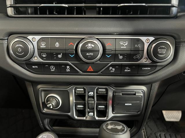 ジープ・ラングラーアンリミテッド サハラ　ホセ　登録未使用車　限定１００台　ショールーム展示　ワンオーナー　禁煙車　ＡｎｄｏｒｉｄＡｕｔｏ　Ａｐｐｌｅ　ｃａｒ　ｐｌａｙ　Ｂｌｕｅｔｏｏｔｈ　純正オーディオ　Ａｌｐｉｎｅ　ＥＴＣ２．０（28枚目）