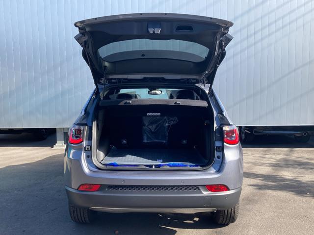 ジープ・コンパス リミテッド　登録未使用車　ワンオーナー　禁煙車　Ａｐｐｌｅ　ｃａｒ　ｐｌａｙ　ＡｎｄｏｒｉｄＡｕｔｏ　純正オーディオ　Ａｌｐｉｎｅ　レザーシート　シートメモリー機能　シートヒーター　ハンドルヒーター電動リアゲート（14枚目）