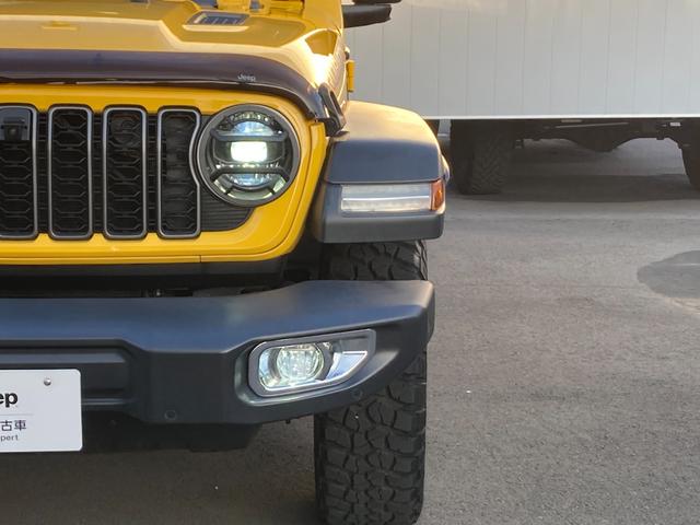 ジープ・ラングラーアンリミテッド ルビコン　認定中古車保証１年付帯　弊社オーナー様下取り車両　ワンオーナー　２４年式グリル（現行と同じ）バグガード付き　Ａｐｐｌｅ　ｃａｒ　ｐｌａｙ　ＡｎｄｏｒｉｄＡｕｔｏ　Ｂｌｕｅｔｏｏｔｈ　シートヒーター（12枚目）