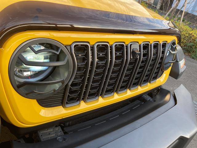 ジープ・ラングラーアンリミテッド ルビコン　認定中古車保証１年付帯　弊社オーナー様下取り車両　ワンオーナー　２４年式グリル（現行と同じ）バグガード付き　Ａｐｐｌｅ　ｃａｒ　ｐｌａｙ　ＡｎｄｏｒｉｄＡｕｔｏ　Ｂｌｕｅｔｏｏｔｈ　シートヒーター（16枚目）