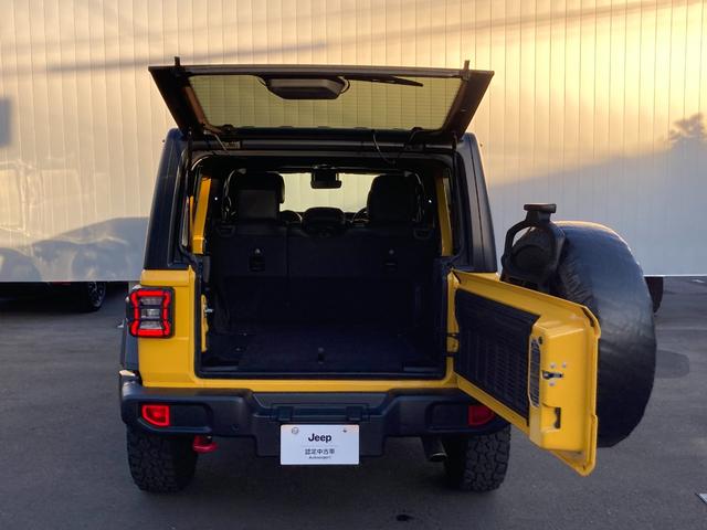 ジープ・ラングラーアンリミテッド ルビコン　認定中古車保証１年付帯　弊社オーナー様下取り車両　ワンオーナー　２４年式グリル（現行と同じ）バグガード付き　Ａｐｐｌｅ　ｃａｒ　ｐｌａｙ　ＡｎｄｏｒｉｄＡｕｔｏ　Ｂｌｕｅｔｏｏｔｈ　シートヒーター（29枚目）