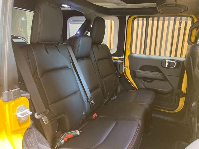 ジープ・ラングラーアンリミテッド ルビコン　認定中古車保証１年付帯　弊社オーナー様下取り車両　ワンオーナー　２４年式グリル（現行と同じ）バグガード付き　Ａｐｐｌｅ　ｃａｒ　ｐｌａｙ　ＡｎｄｏｒｉｄＡｕｔｏ　Ｂｌｕｅｔｏｏｔｈ　シートヒーター（64枚目）