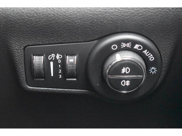 ジープ・コマンダー リミテッド　登録済未使用車　新車保証継承　ワンオーナー　禁煙車　サンルーフ付き　レザーシート　シートヒーター　３６０°カメラ　シートメモリー機能　ハンズフリー電動リアゲート機能（38枚目）