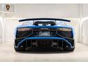 Fixed rear air intake in visible carbon fiber