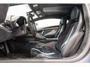Fully electric and heated seats with details in carbon fiber