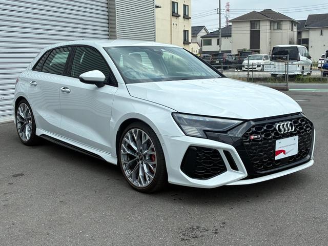 RS3スポーツバック  4WD カラードブレーキキャリパーレッド マトリクスLEDヘッドライト バックカメラ HDDナビ フルセグ ミュージックプレイヤー接続可 ETC ディスプレイオーディオ スマートキー 電動シート(2枚目)