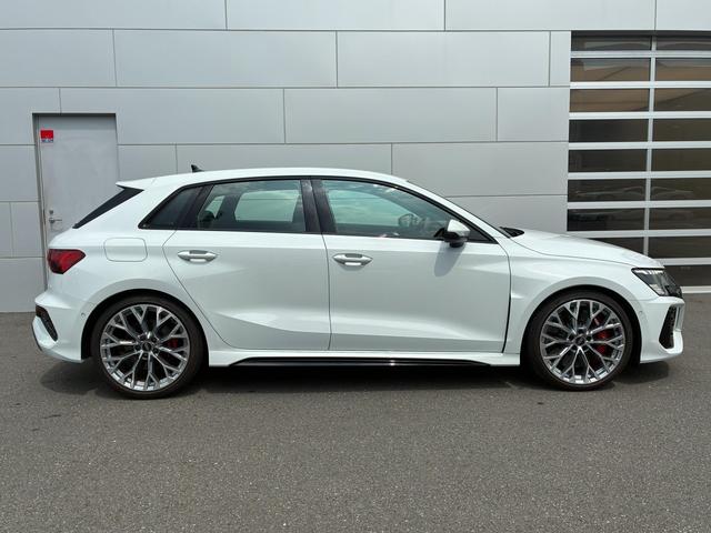 RS3スポーツバック  4WD カラードブレーキキャリパーレッド マトリクスLEDヘッドライト バックカメラ HDDナビ フルセグ ミュージックプレイヤー接続可 ETC ディスプレイオーディオ スマートキー 電動シート(4枚目)