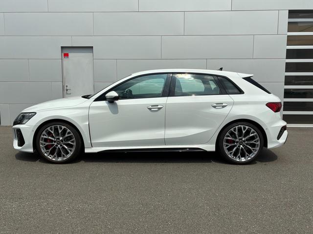 RS3スポーツバック  4WD カラードブレーキキャリパーレッド マトリクスLEDヘッドライト バックカメラ HDDナビ フルセグ ミュージックプレイヤー接続可 ETC ディスプレイオーディオ スマートキー 電動シート(5枚目)