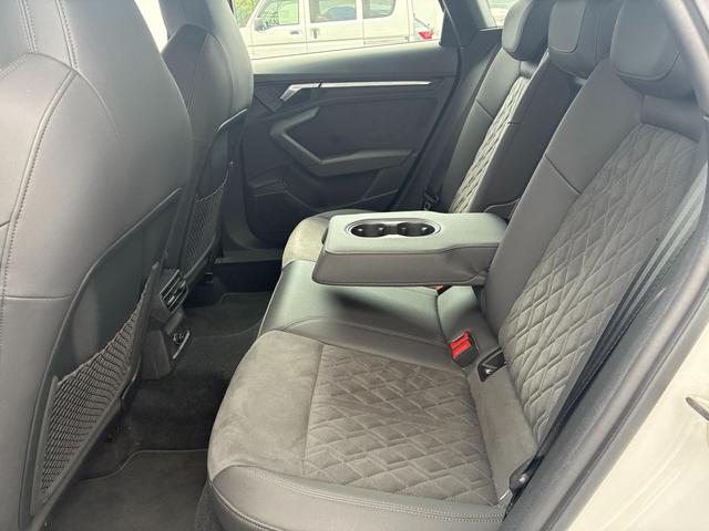 RS3スポーツバック  4WD カラードブレーキキャリパーレッド マトリクスLEDヘッドライト バックカメラ HDDナビ フルセグ ミュージックプレイヤー接続可 ETC ディスプレイオーディオ スマートキー 電動シート(18枚目)