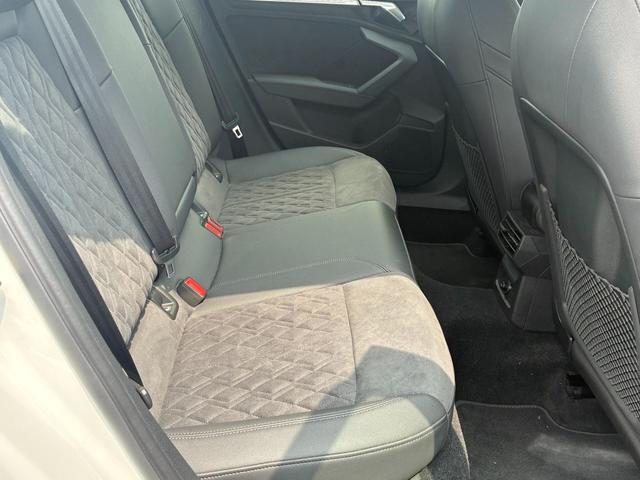 RS3スポーツバック  4WD カラードブレーキキャリパーレッド マトリクスLEDヘッドライト バックカメラ HDDナビ フルセグ ミュージックプレイヤー接続可 ETC ディスプレイオーディオ スマートキー 電動シート(19枚目)