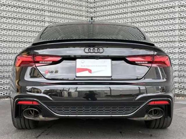 RS5スポーツバック  4WD 認定中古車 RS デザインパッケージ グレー/RSスポーツエグゾーストシステム/TVチューナー/アルミホイール 5セグメントスポークデザイン マットチタングレー LED フルエアロ(4枚目)