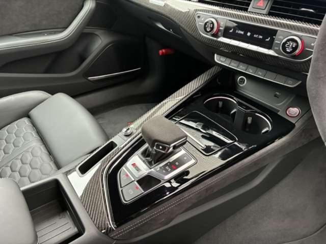 RS5スポーツバック  4WD 認定中古車 RS デザインパッケージ グレー/RSスポーツエグゾーストシステム/TVチューナー/アルミホイール 5セグメントスポークデザイン マットチタングレー LED フルエアロ(16枚目)