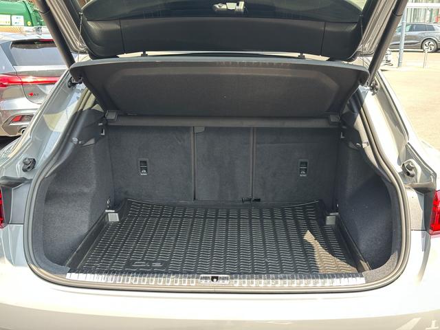 RS Q3 スポーツバック  4WD 認定中古車 RSエキゾーストシステム  RSダンピングサスペンション マトリクスLED 電動シート ファインナッパレザー SONOSサウンドスピーカー 1オーナー 禁煙車 アルミホイール(27枚目)