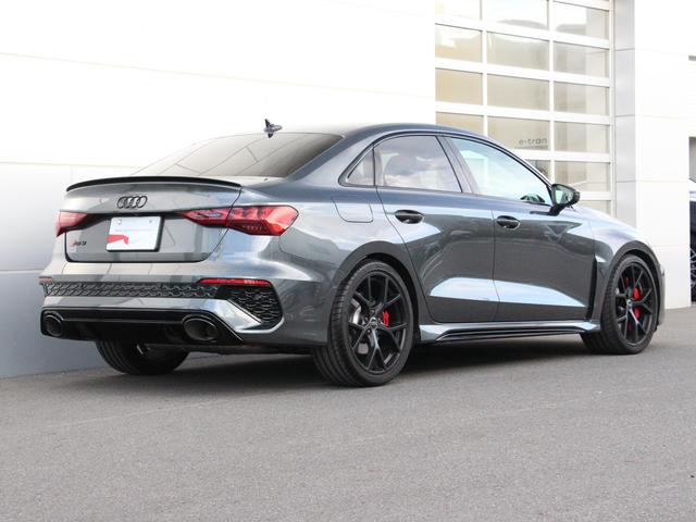 ＲＳ３ 　４ＷＤ　認定中古車　ブラックスタイリングＰ　カーボンミラーカバー　バング＆オルフセン　１９インチマットブラックホイール　マトリクスＬＥＤ　ＲＳデザインパッケージ　電動シート　シートヒーター　本革シート（2枚目）
