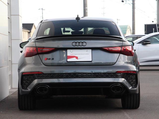 ＲＳ３ 　４ＷＤ　認定中古車　ブラックスタイリングＰ　カーボンミラーカバー　バング＆オルフセン　１９インチマットブラックホイール　マトリクスＬＥＤ　ＲＳデザインパッケージ　電動シート　シートヒーター　本革シート（4枚目）