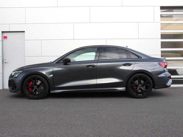 ＲＳ３ 　４ＷＤ　認定中古車　ブラックスタイリングＰ　カーボンミラーカバー　バング＆オルフセン　１９インチマットブラックホイール　マトリクスＬＥＤ　ＲＳデザインパッケージ　電動シート　シートヒーター　本革シート（5枚目）