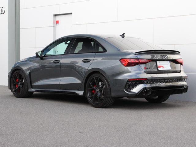 ＲＳ３ 　４ＷＤ　認定中古車　ブラックスタイリングＰ　カーボンミラーカバー　バング＆オルフセン　１９インチマットブラックホイール　マトリクスＬＥＤ　ＲＳデザインパッケージ　電動シート　シートヒーター　本革シート（8枚目）