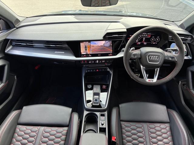 ＲＳ３ 　４ＷＤ　認定中古車　ブラックスタイリングＰ　カーボンミラーカバー　バング＆オルフセン　１９インチマットブラックホイール　マトリクスＬＥＤ　ＲＳデザインパッケージ　電動シート　シートヒーター　本革シート（12枚目）