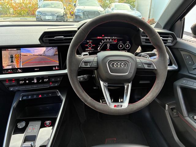 ＲＳ３ 　４ＷＤ　認定中古車　ブラックスタイリングＰ　カーボンミラーカバー　バング＆オルフセン　１９インチマットブラックホイール　マトリクスＬＥＤ　ＲＳデザインパッケージ　電動シート　シートヒーター　本革シート（13枚目）