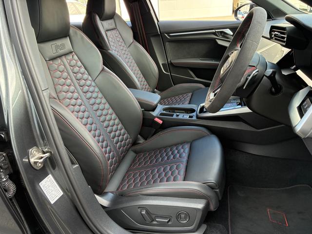 ＲＳ３ 　４ＷＤ　認定中古車　ブラックスタイリングＰ　カーボンミラーカバー　バング＆オルフセン　１９インチマットブラックホイール　マトリクスＬＥＤ　ＲＳデザインパッケージ　電動シート　シートヒーター　本革シート（22枚目）