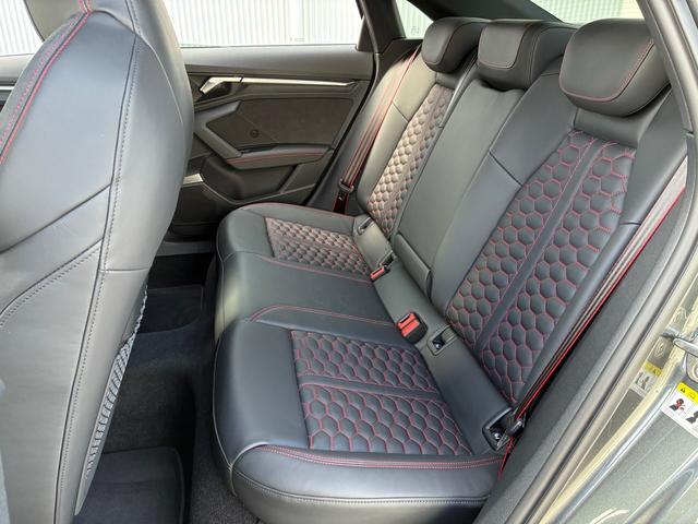 ＲＳ３ 　４ＷＤ　認定中古車　ブラックスタイリングＰ　カーボンミラーカバー　バング＆オルフセン　１９インチマットブラックホイール　マトリクスＬＥＤ　ＲＳデザインパッケージ　電動シート　シートヒーター　本革シート（25枚目）