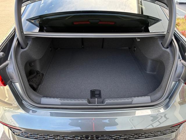 ＲＳ３ 　４ＷＤ　認定中古車　ブラックスタイリングＰ　カーボンミラーカバー　バング＆オルフセン　１９インチマットブラックホイール　マトリクスＬＥＤ　ＲＳデザインパッケージ　電動シート　シートヒーター　本革シート（26枚目）