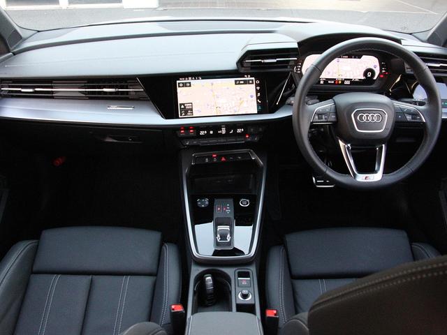 ドライバーの方へと傾けられた設計で、飛行機のコックピットを連想させるインパネです。