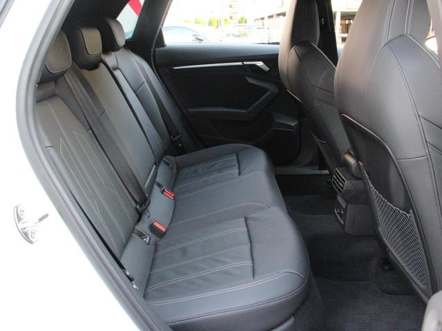 大人が座っても余裕のあるレッグスペースで、見た目以上の快適さです！